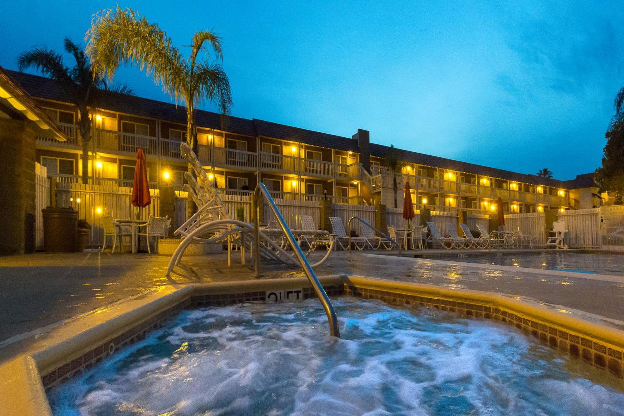 Ramada By Wyndham Costa Mesa/Newport Beach Esterno foto