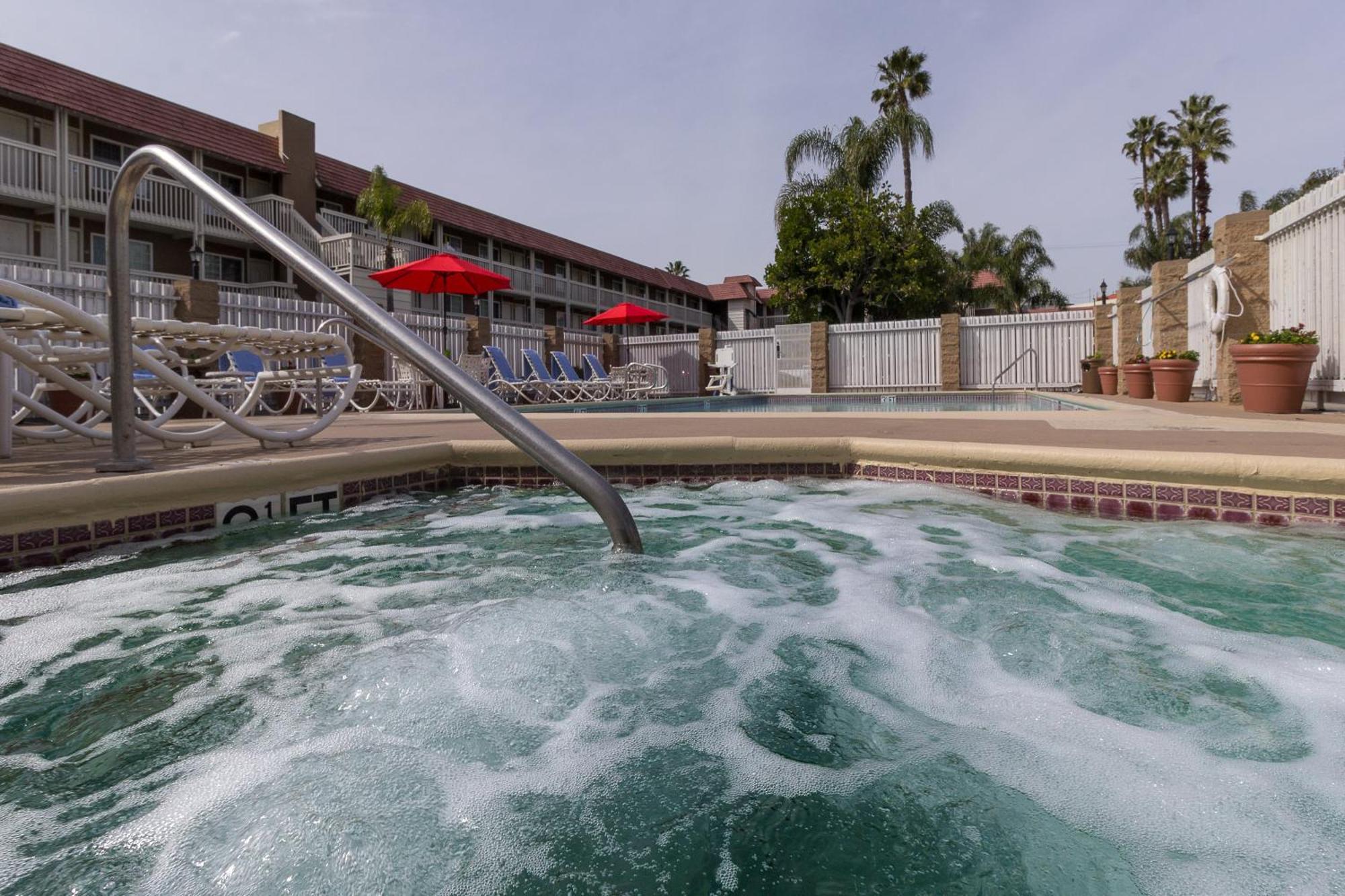 Ramada By Wyndham Costa Mesa/Newport Beach Esterno foto
