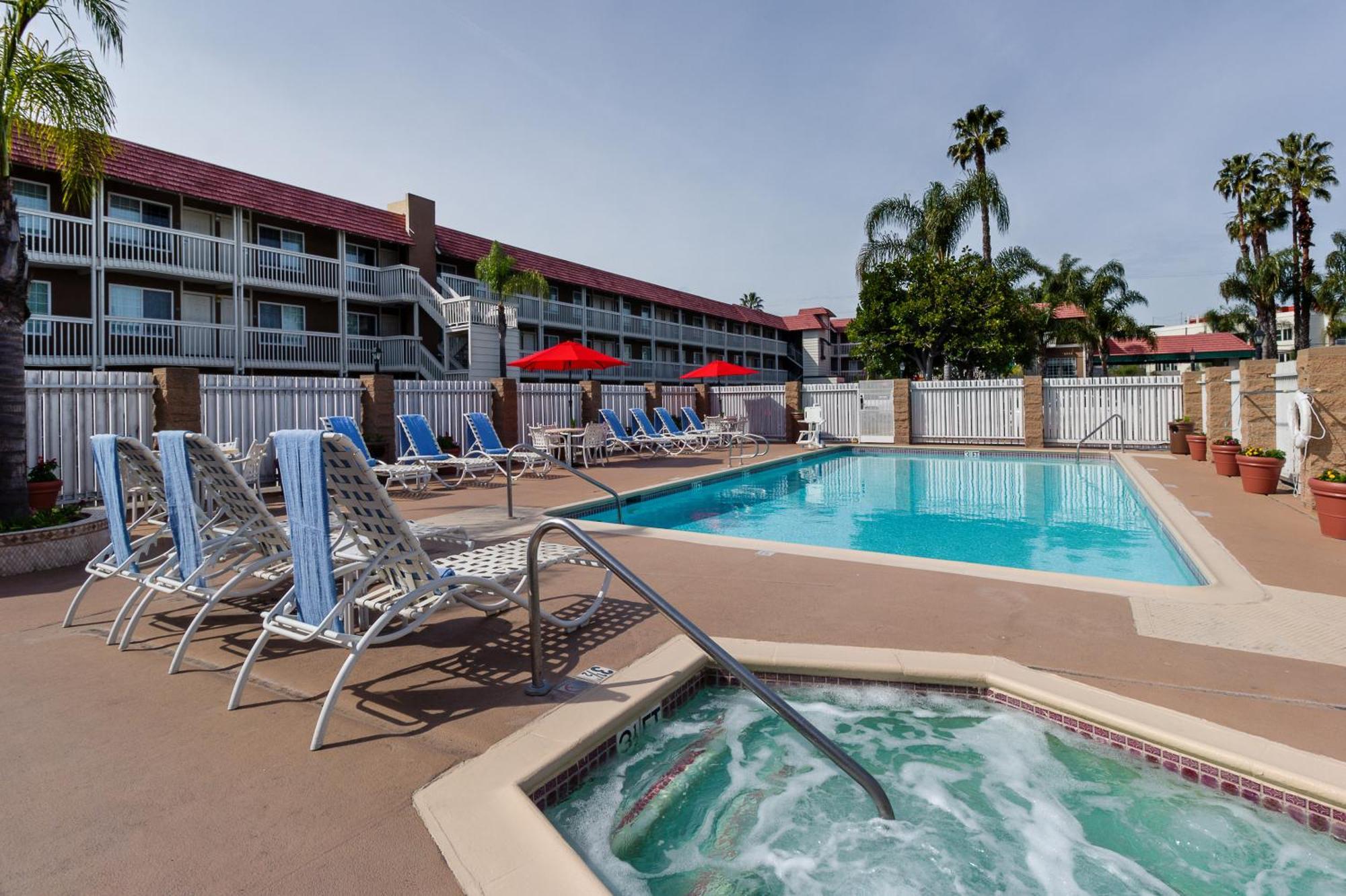 Ramada By Wyndham Costa Mesa/Newport Beach Esterno foto