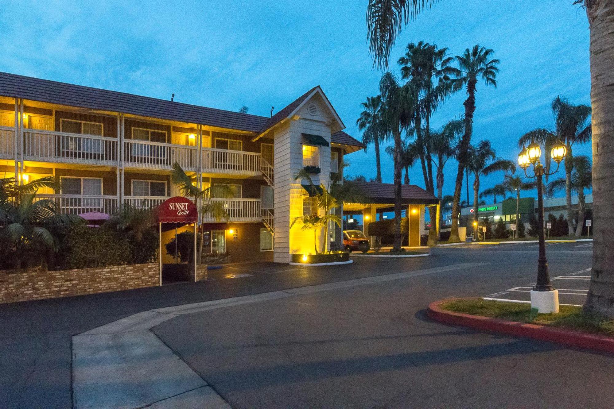 Ramada By Wyndham Costa Mesa/Newport Beach Esterno foto